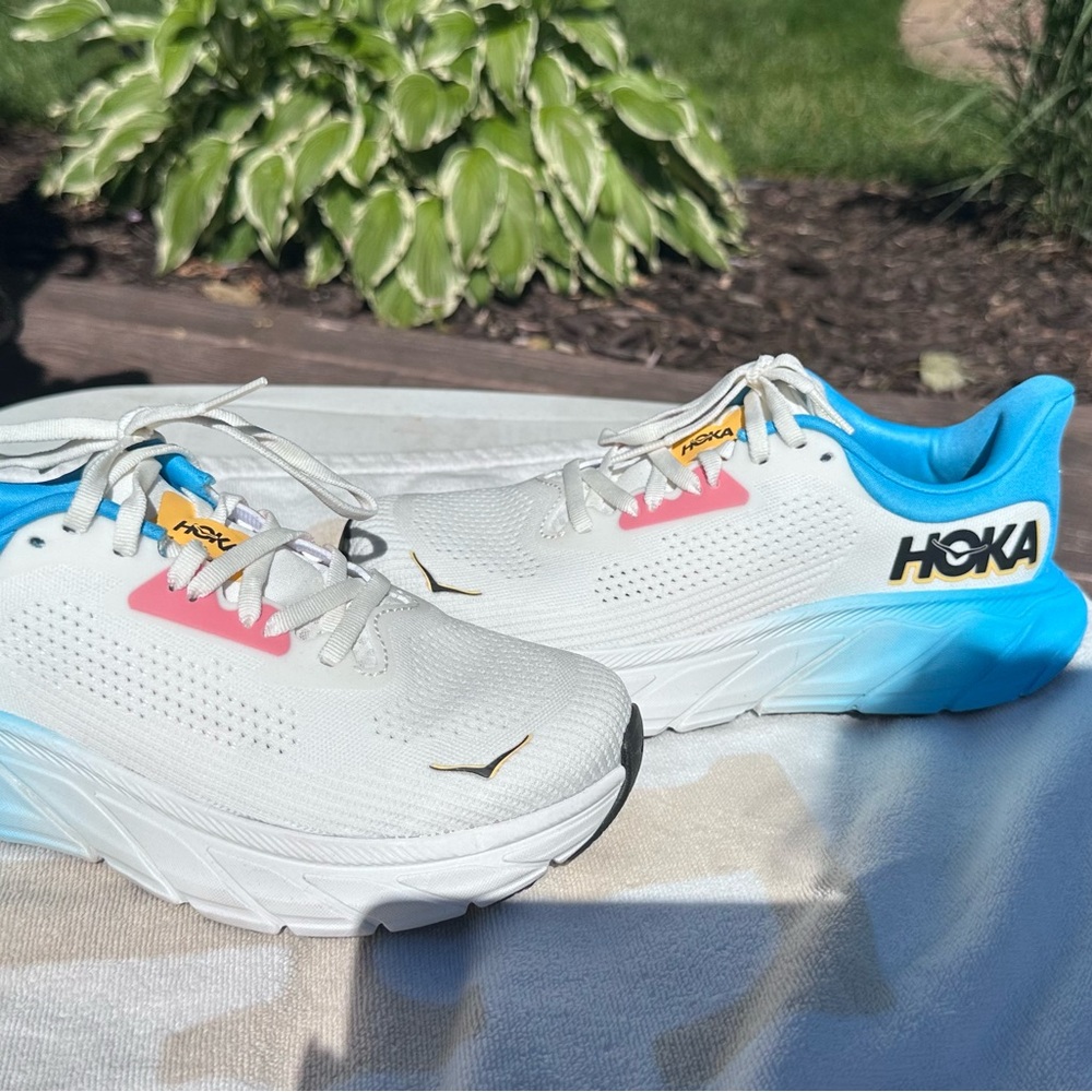Hoka Arahi 7 women’s White and Blue Running Shoes size 6.5 EUC